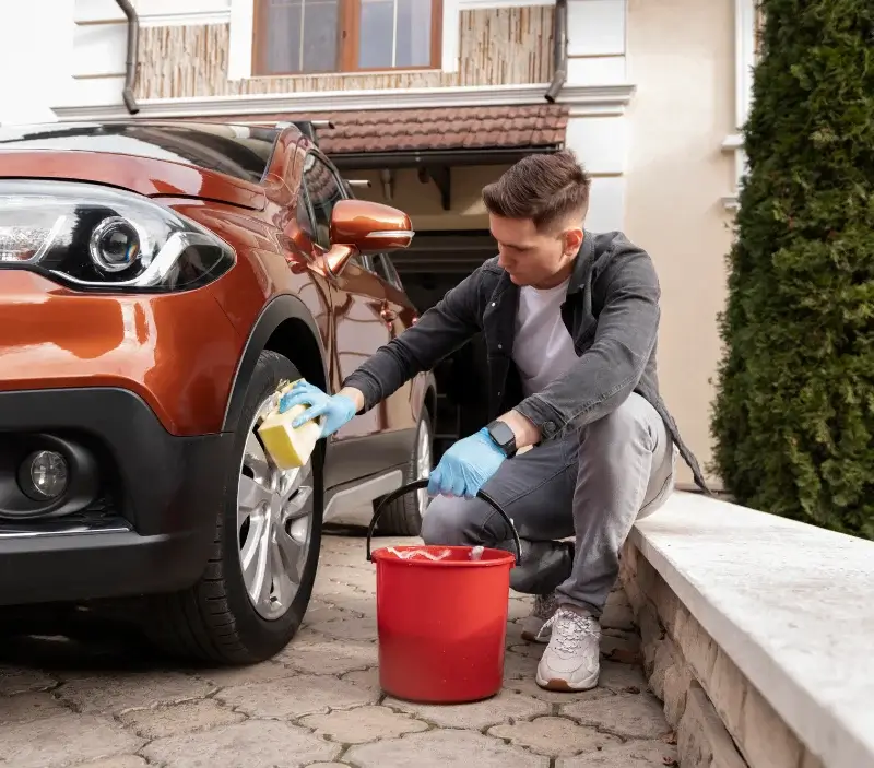 Lavage auto à domicile Ainay-le-Vieil : professionnel intervenant sur un véhicule